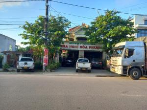 Ðông Hà龙飞凤舞旅馆的停在街道边的卡车