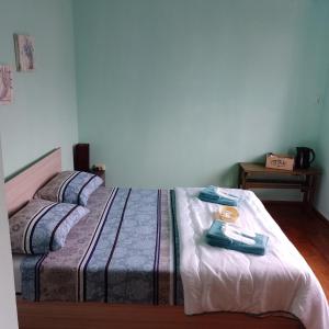 KramolinВила Нина в Крамолин的一间卧室配有一张床,上面有两条毛巾
