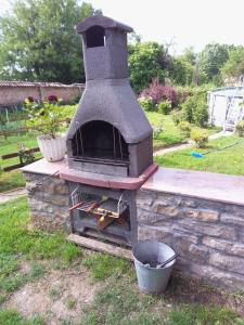 KramolinВила Нина в Крамолин的花园里的室外砖炉,有桶