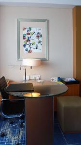 苏州苏州福朋喜来登酒店的客房配有带台灯和椅子的书桌