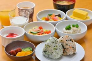 和歌山和歌山县第一核电站富士酒店的桌子上放着各种食物的碗