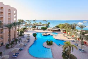 赫尔格达Hurghada Marriott Beach Resort的享有带游泳池的度假村的空中景致