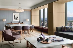 福冈The Ritz-Carlton Fukuoka的客厅配有沙发和桌子