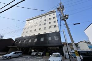 和歌山和歌山县第一核电站富士酒店的前面有汽车停放的建筑