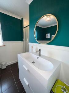 基尔代尔An Teach Bábóige - The Doll house - Kildare的浴室设有白色水槽和镜子