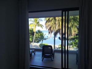 塔马兰CAPLAGE -Beach Front Luxury Apartment at Searock的客房设有海景窗户。