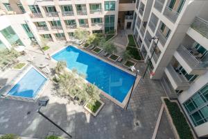 迪拜Dream Inn Apartments - Burj Views的公寓大楼游泳池的顶部景致