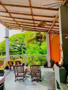 马特勒The Orange House Weligama的庭院设有桌椅,享有美景。