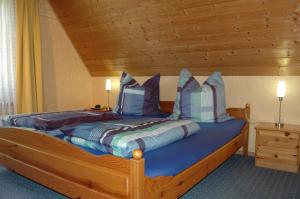 乌曼茨Ruegen_Fewo 69的一间卧室配有一张带枕头的大型木制床。