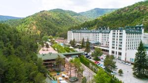 克孜勒贾哈马姆Cam Thermal Resort Hotel & Spa的享有度假胜地的空中景致,以山脉为背景