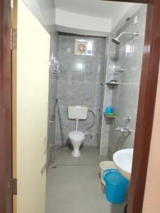 西里古里Yangzom Homez的一间带卫生间和水槽的小浴室