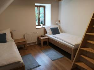 赫日布斯卡Na jelení stezce的小房间设有两张床和窗户