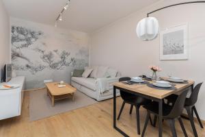 格但斯克Bright & Stylish Apartment with Balcony 1,5 km to Gdańsk Main City by Renters的客厅配有桌子和沙发