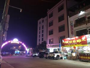 Lai ChâuBình Long II Hotel的街道,夜间在建筑物前停车