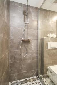 特伦钦Apartman Vita Lite的浴室内配有淋浴和头顶淋浴