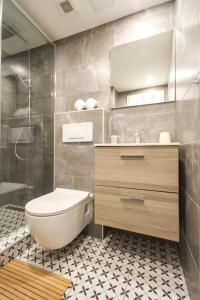 特伦钦Apartman Vita Lite的浴室配有卫生间、盥洗盆和淋浴。