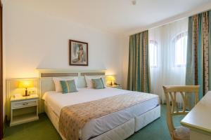 阳光海滩Helena Park - Ultra All Inclusive的卧室设有一张白色大床和一扇窗户。