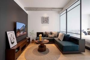 北京base佰舍服务式公寓（北京王府井隆福寺街店）的带沙发和电视的客厅