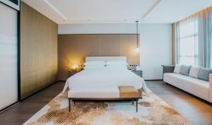 西安西安高新区喜来登酒店的一间卧室配有一张大床和一张沙发