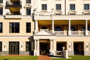 卡梅尔Hotel Carmichael, Autograph Collection的一座白色的大建筑,设有柱子和窗户