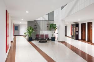 当格浪阿玛丽斯酒店 - 班达拉苏卡诺哈塔的建筑里一个有植物的空走廊