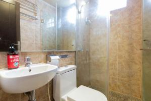 雅加达RedDoorz near Halim Perdanakusuma 3的浴室配有卫生间、盥洗盆和淋浴。