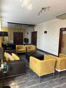 罗安达Casas de Luanda GH-Alvalade的客厅配有沙发、椅子和桌子