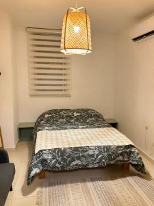 阿拉德Serene Oasis @ Arad的一间卧室配有一张带黑白毯子的床