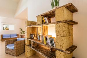 孔卡斯普奇拉VOI Daniela Essentia的客厅里用软木木制成的书架