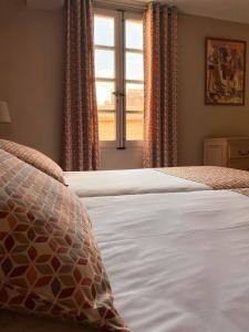 阿尔勒博物馆酒店的卧室配有白色的床和窗户
