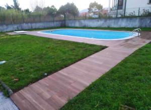 菲尼斯特雷O Aserradero的后院设有游泳池和草地