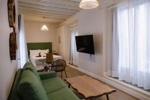 格拉纳达4U Suites的客厅配有沙发、桌子和床。