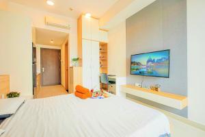 胡志明市INNSiDE Apartment - RiverGate Residence, Free GYM and POOL的卧室配有一张白色大床和一台平面电视。