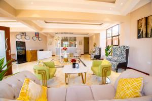 伊林加Mount Royal Villa的客厅配有沙发和椅子