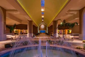 土桑The Westin La Paloma Resort & Spa的大堂设有游泳池和喷泉