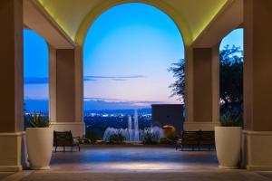 土桑The Westin La Paloma Resort & Spa的从大楼的大堂可欣赏到城市美景