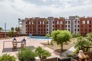 克尤伯厄拉斯Cubelles mar的公寓大楼设有游乐场和游泳池。