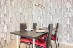 克尤伯厄拉斯Cubelles mar的用餐室配有桌椅和壁纸