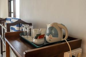 坦加拉安纳塔亚海滩酒店的一张桌子,上面有搅拌器和杯子