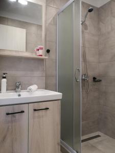 卡法斯Iris Studios Chios的一间带水槽和淋浴的浴室