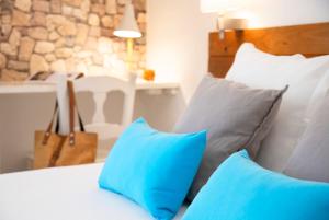 阿尔啼Hostal Boutique Casa del Mar Altea的一张带蓝色和白色枕头的床