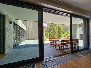 利普托斯基米库拉斯BudinSKI Apartmány & Wellness的滑动玻璃门通向带桌子的庭院