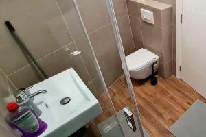 ZemunAmar 3的浴室配有白色水槽和卫生间。