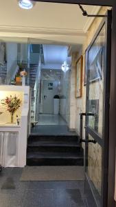 普拉森西亚林孔埃斯特雷马杜拉酒店的门楼内带楼梯的走廊