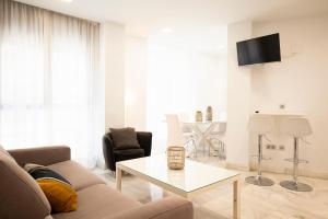 科尔多瓦科尔多瓦中心莫特瑞阿斯公寓的客厅配有沙发和桌子