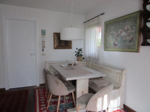 MassimenoB&B il Ciliegio di Maura的用餐室的桌椅