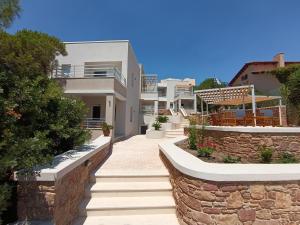 卡法斯Iris Studios Chios的一座别墅,设有通往房子的楼梯