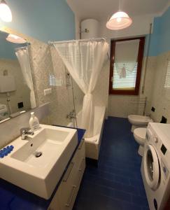 圣雷莫拿破仑酒店的一间带水槽、卫生间和淋浴的浴室