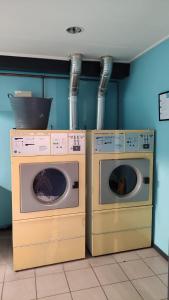 劳雷尔苏格MOBILHEIM HERZ LAUWERSOOG - Chalet Robbengat的两间洗衣机彼此相邻,位于一个房间里