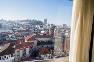 维戈Hotel Bahía de Vigo的从窗户可欣赏到城市美景